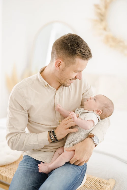 main enfant bonheur amour gris